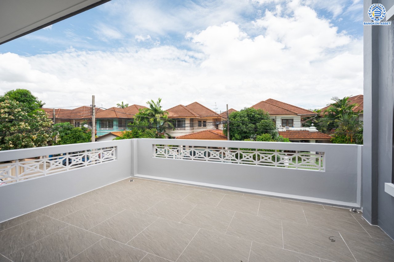 บ้านมือสองตกแต่งใหม่ ม.บ้านชมเพลิน เพชรเกษม หลังมุม เนื้อที่ 122 ตร.ว. ฟังก์ชันครบ 3 ห้องนอน 3 ห้องน้ำ 1 ห้องอเนกประสงค์ 2 ที่จอดรถ บนทำเลศักยภาพ เชื่อมต่อหลายเส้นทาง ใกล้เดอะมอลล์บางแค และรถไฟฟ้าสายสีน้ำเงิน "สถานีหลักสอง" รายล้อมด้วยสิ่งอำนวยความสะดวกครบครัน